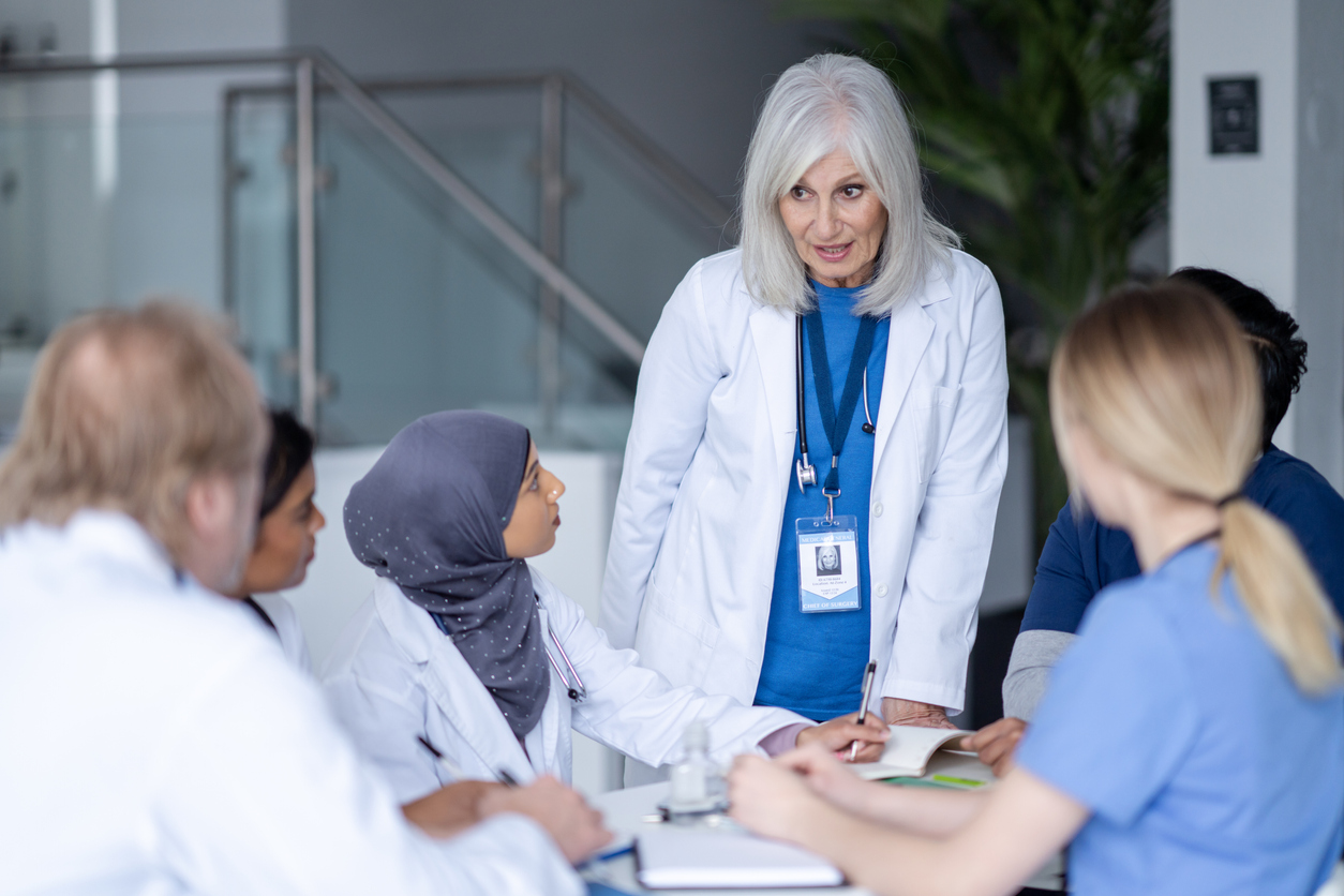 A chief nursing officer leads a meeting of nurses.